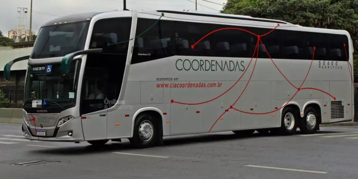 A foto mostra um ônibus da Cia Coordenadas