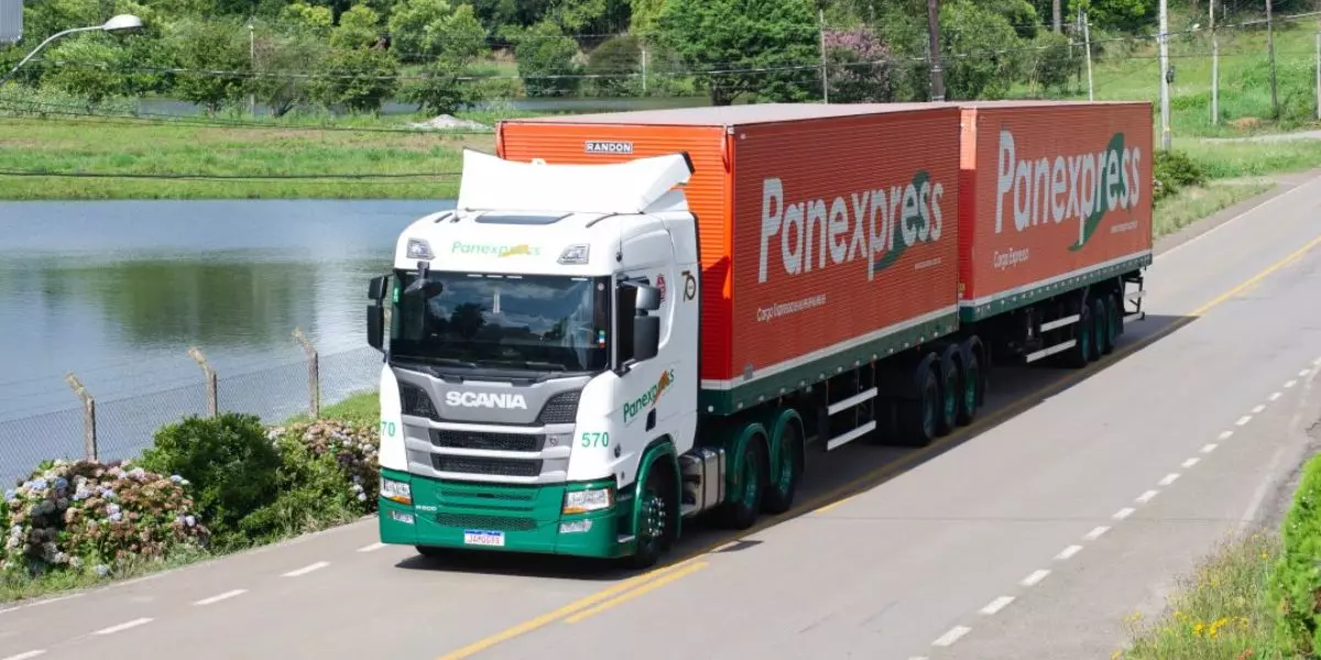 A foto mostra uma carreta da Transpanex