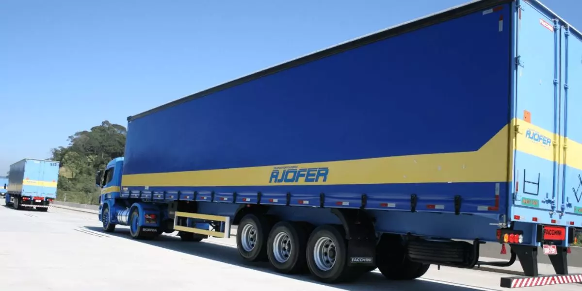 A foto mostra uma carreta da Transportadora Ajofer