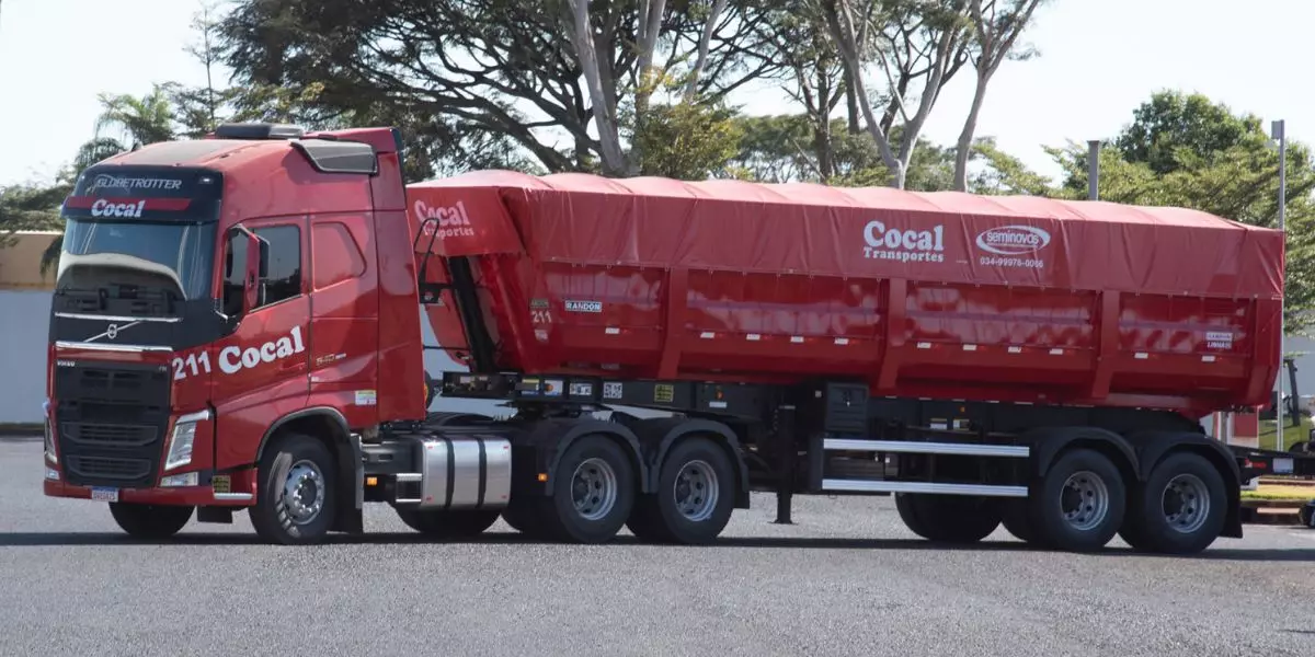 A foto mostra uma carreta da Cocal Transportes