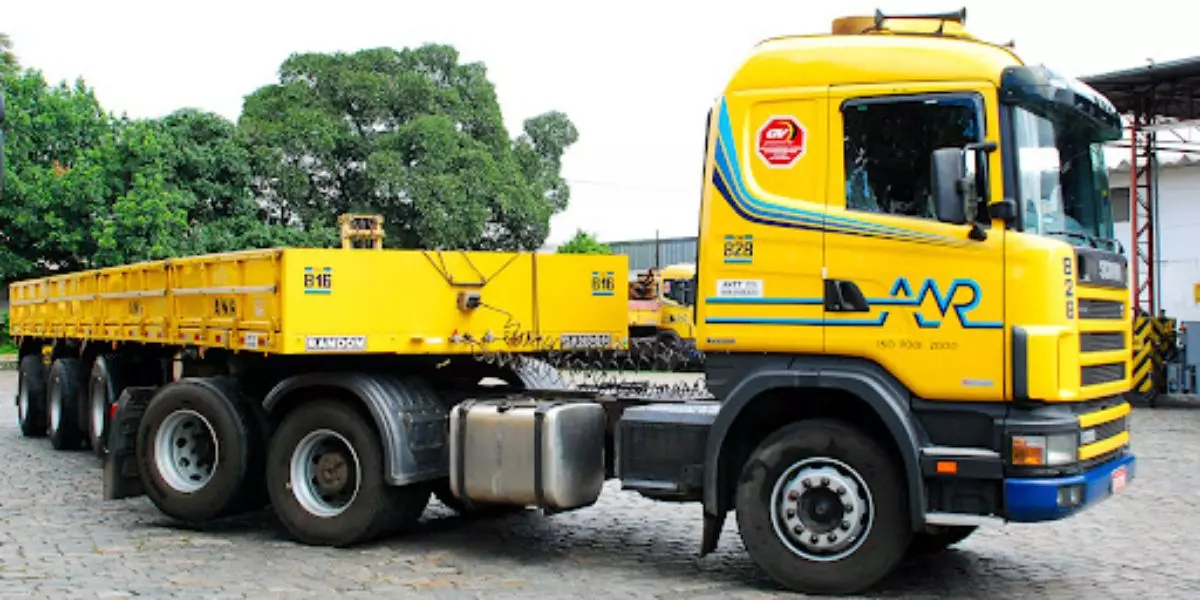 A foto mostra uma carreta da ANR Transportes