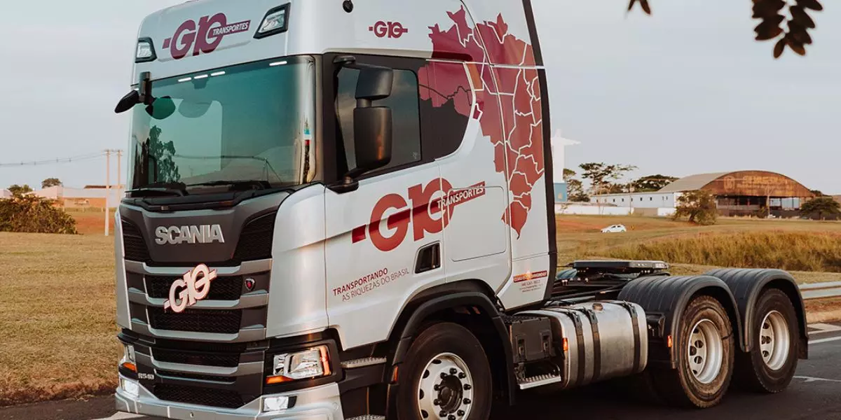 A foto mostra uma carreta da G10 Transportes