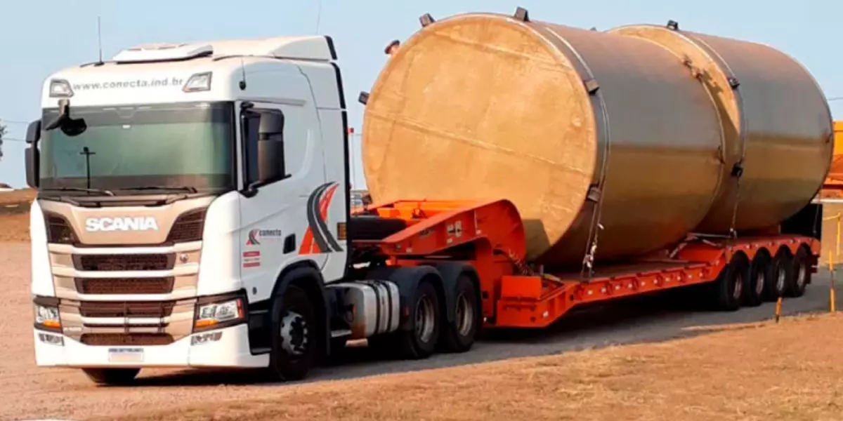 A foto mostra uma carreta da Conecta Transportes