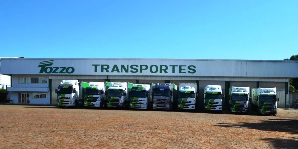 A foto mostra uma frota de carretas da Tozzo Transportes