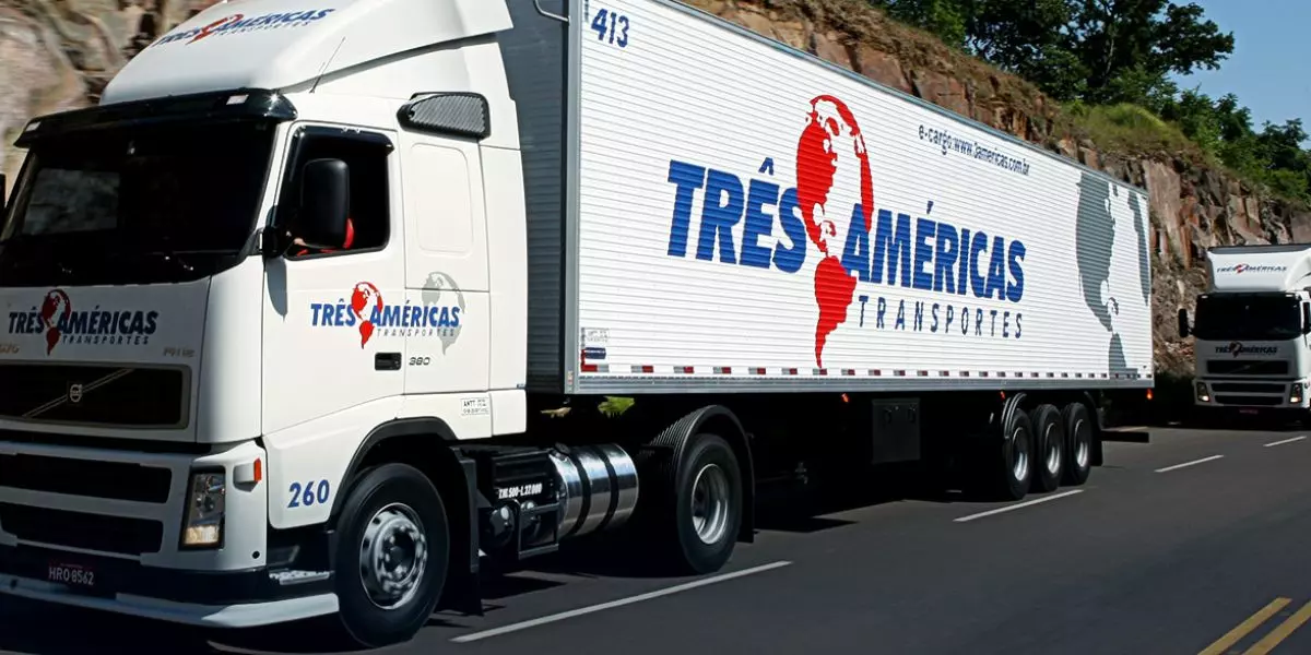 A foto mostra duas carretas da Três Américas Transportes