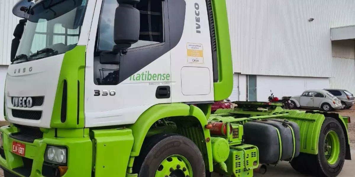 A foto mostra um caminhão da Itatibense Transportes