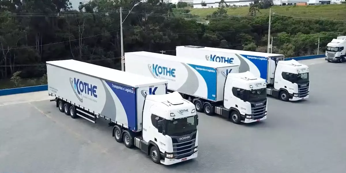 A foto mostra uma frota de carretas da Kothe Transportes