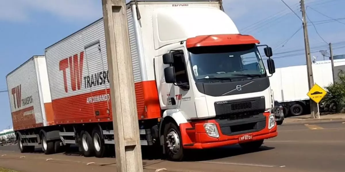 A foto mostra um Romeu e Julieta da TW Transportes