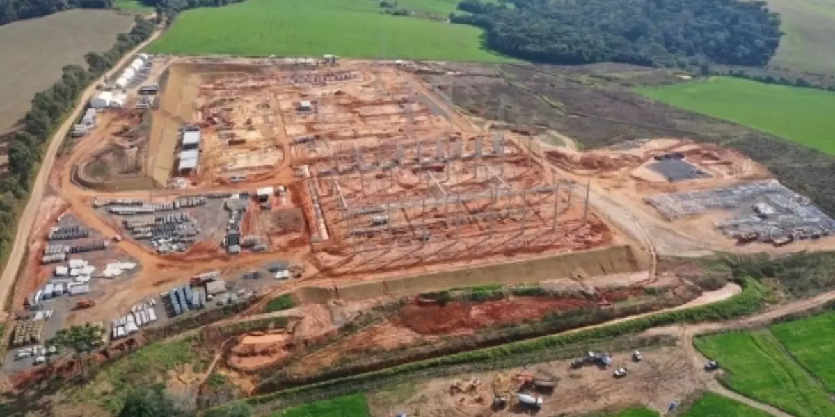 A foto mostra uma obra com vários caminhões da Tabocas Empreendimentos