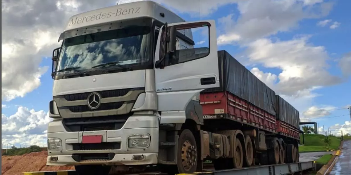 A foto mostra uma carreta da Vitaro