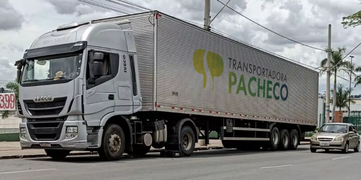A foto mostra uma carreta da Transportadora Pacheco