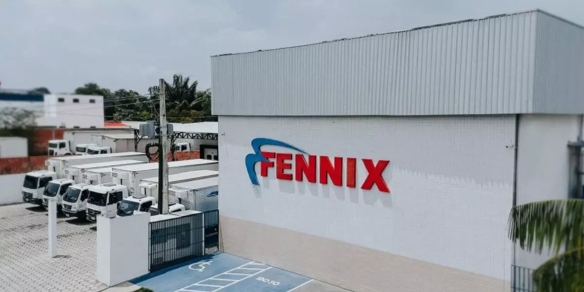 A foto mostra a garagem e os caminhões da Fennix Brasil Distribuidora