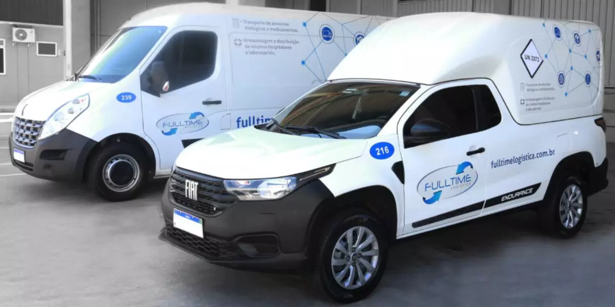 A foto mostra uma van e uma fiorino da Full Time Logística