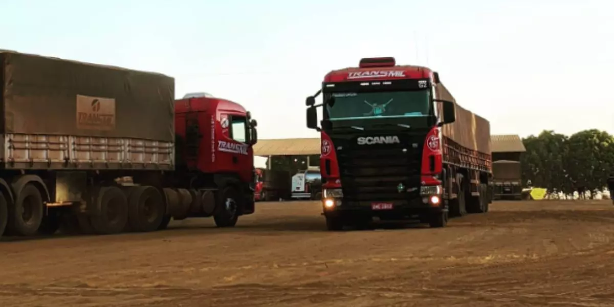 Frota de caminhão da empresa Transmil Transportes