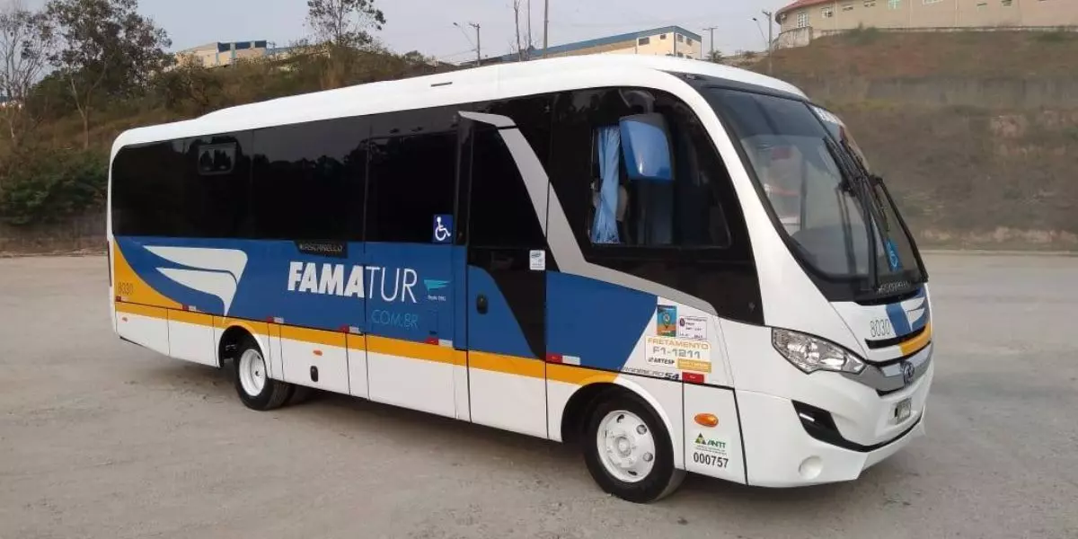 A foto mostra um micro-ônibus do Grupo FAMATUR