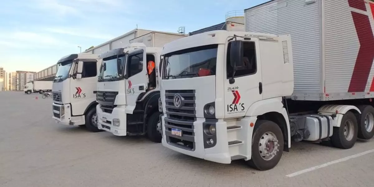 A foto mostra uma frota de caminhões da Isa's Transportes