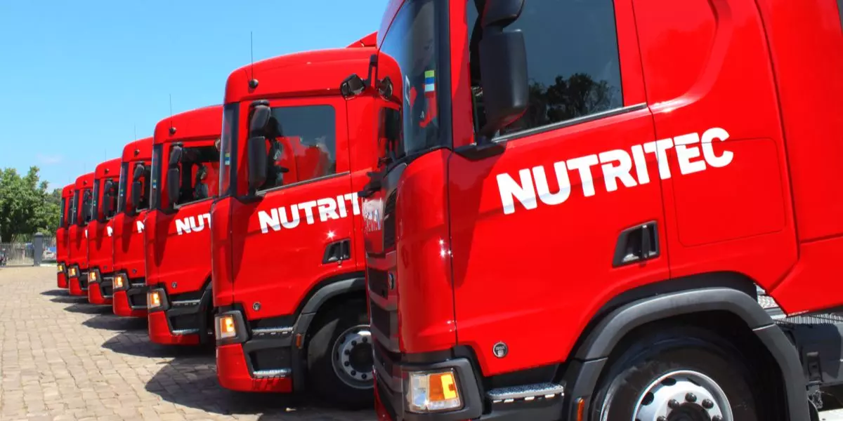 A foto mostra uma frota de caminhões da Nutritec