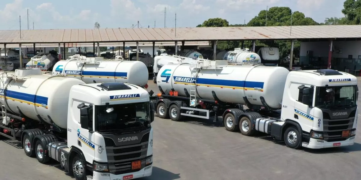 A foto mostra uma frota de carretas da Simarelli