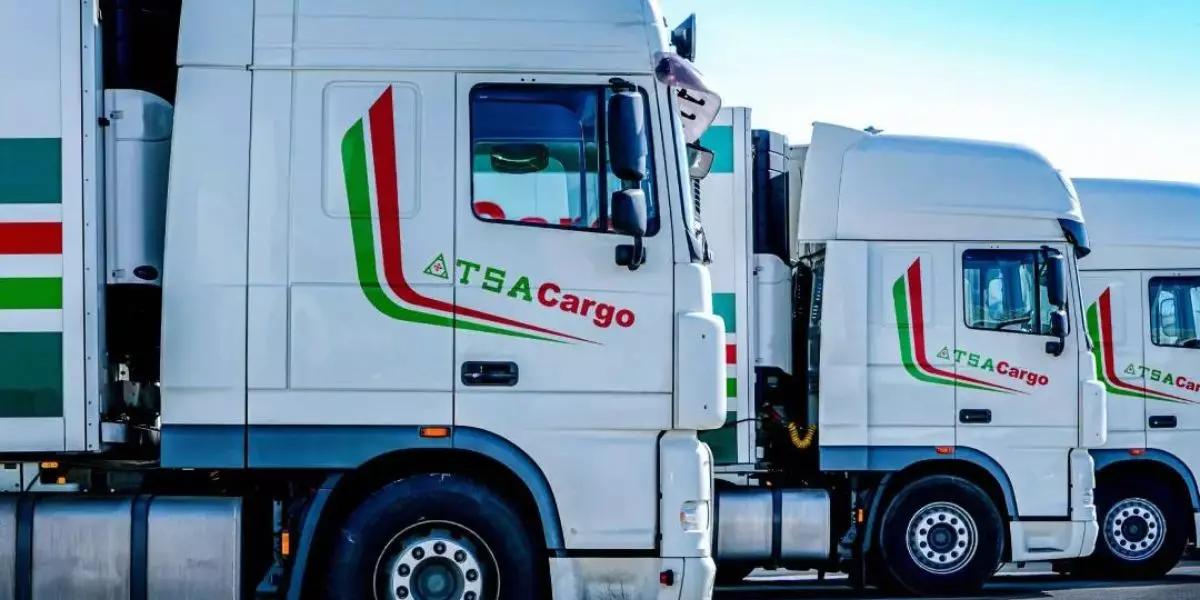 A foto mostra uma frota da TSA Cargo