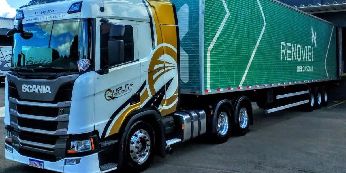 A foto mostra uma carreta da Quality Transportes