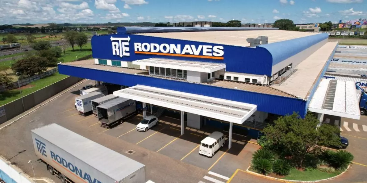 A foto mostra a garagem e uma frota da RTE Rodonaves