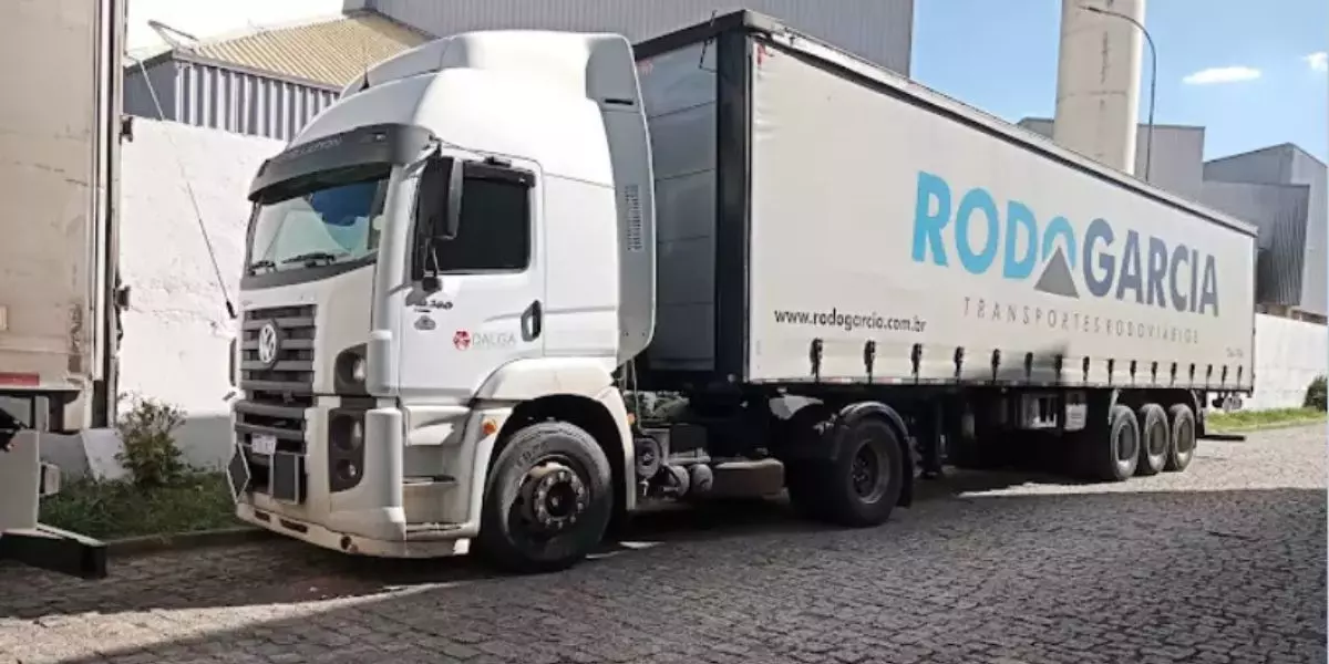 A foto mostra uma carreta da RodoGarcia
