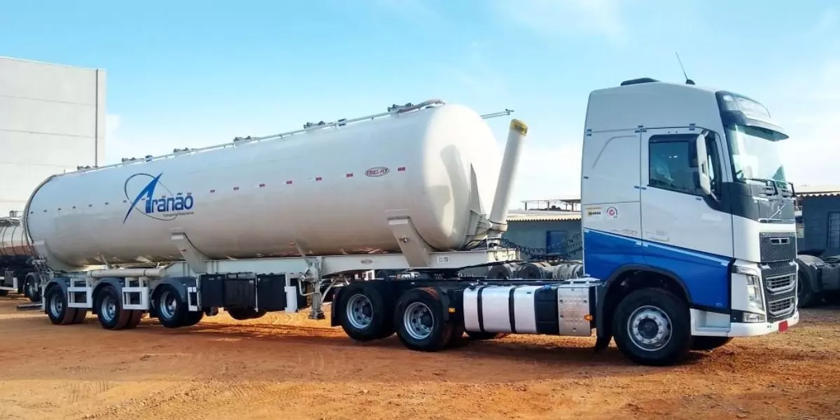 A foto mostra uma carreta da Aranão Transportes Rodoviários