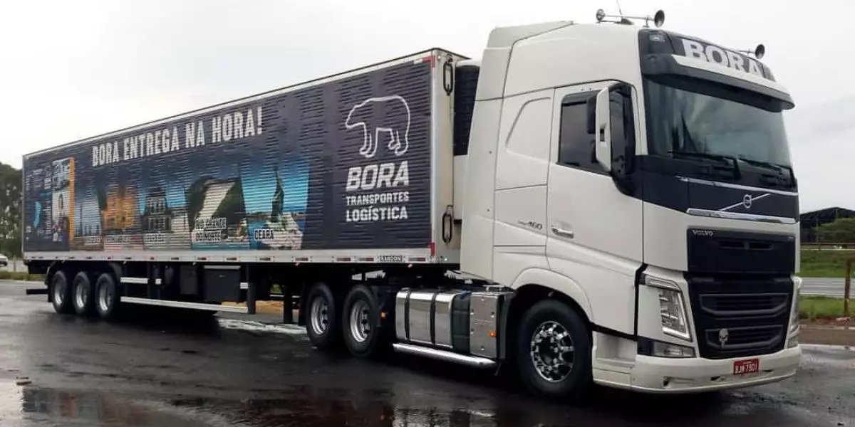 A foto mostra uma carreta da Bora Transportes