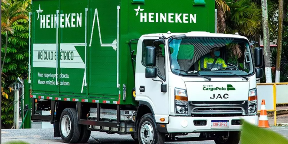 A foto mostra um caminhão do Grupo CargoPolo