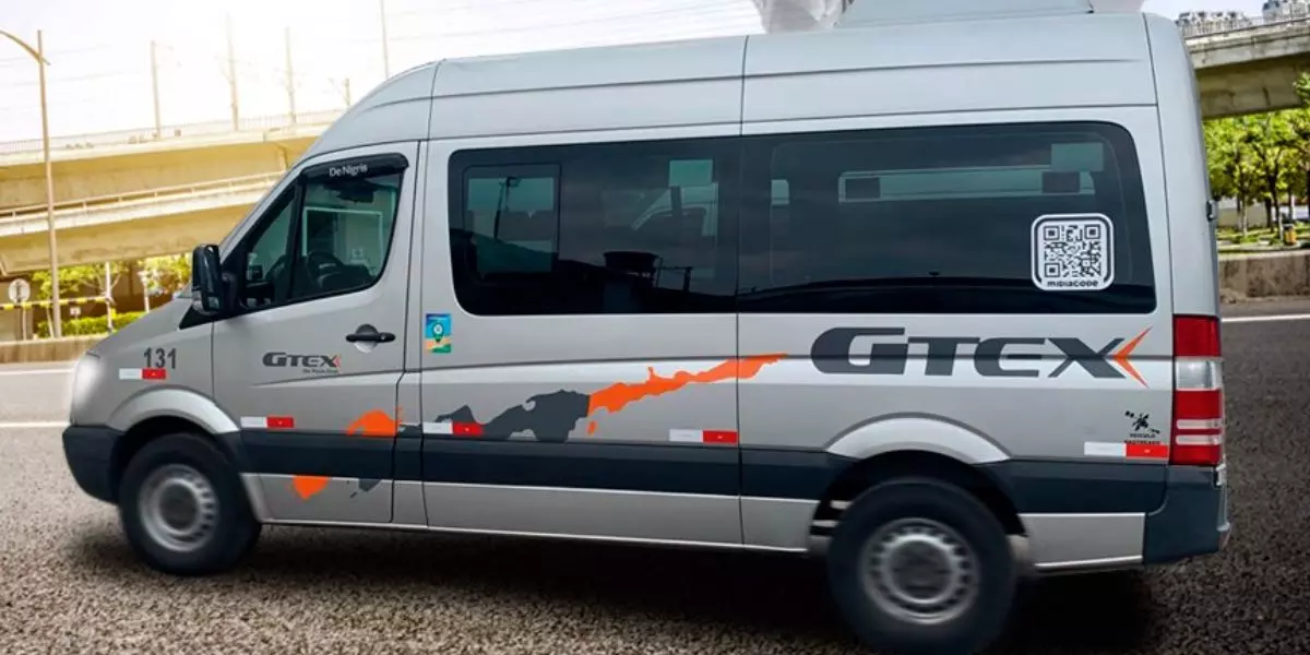A foto mostra uma van executiva do Grupo GTEX