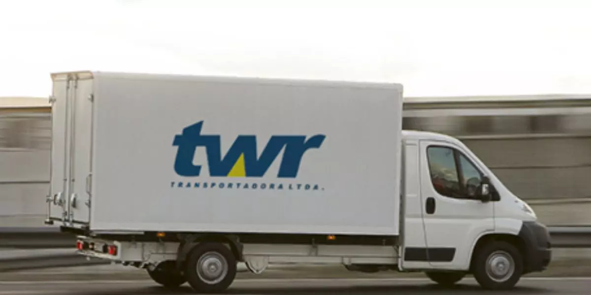 A foto mostra um caminhão da TWR Transportadora