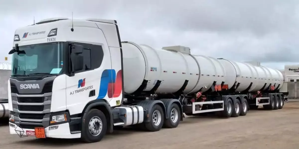 A foto mostra uma carreta da AJ Transportes