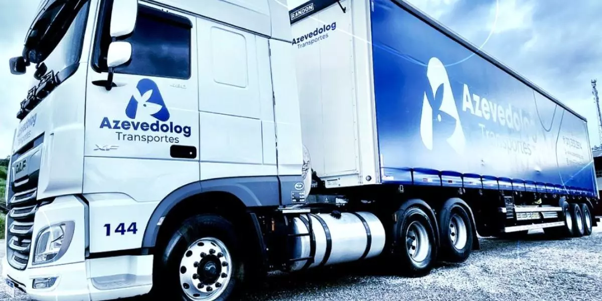 A foto mostra uma carreta da Azevedolog Transportes