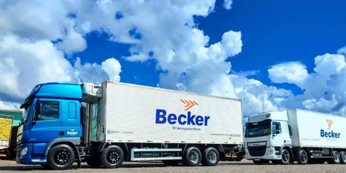 A foto mostra dois caminhões da Becker Transportes