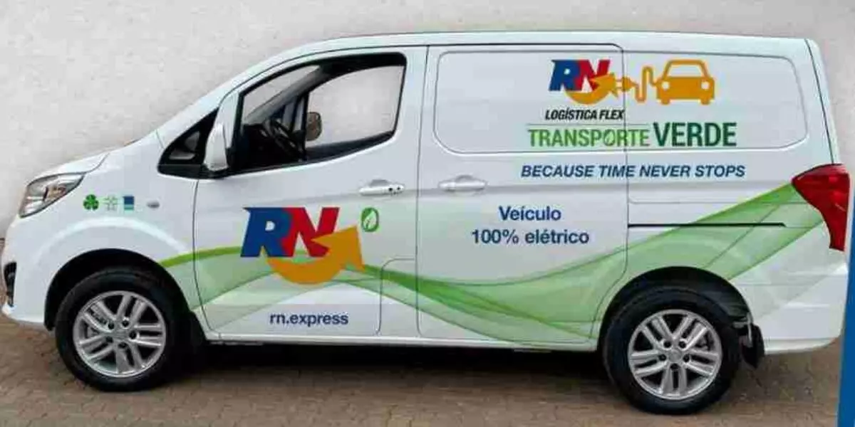 A foto mostra uma van de carga da RN Logística