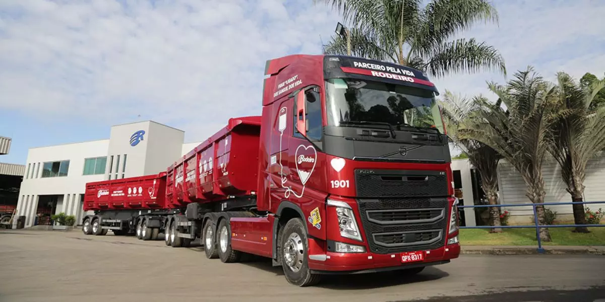 A foto mostra um rodotrem da Empreendimentos Rodeiro