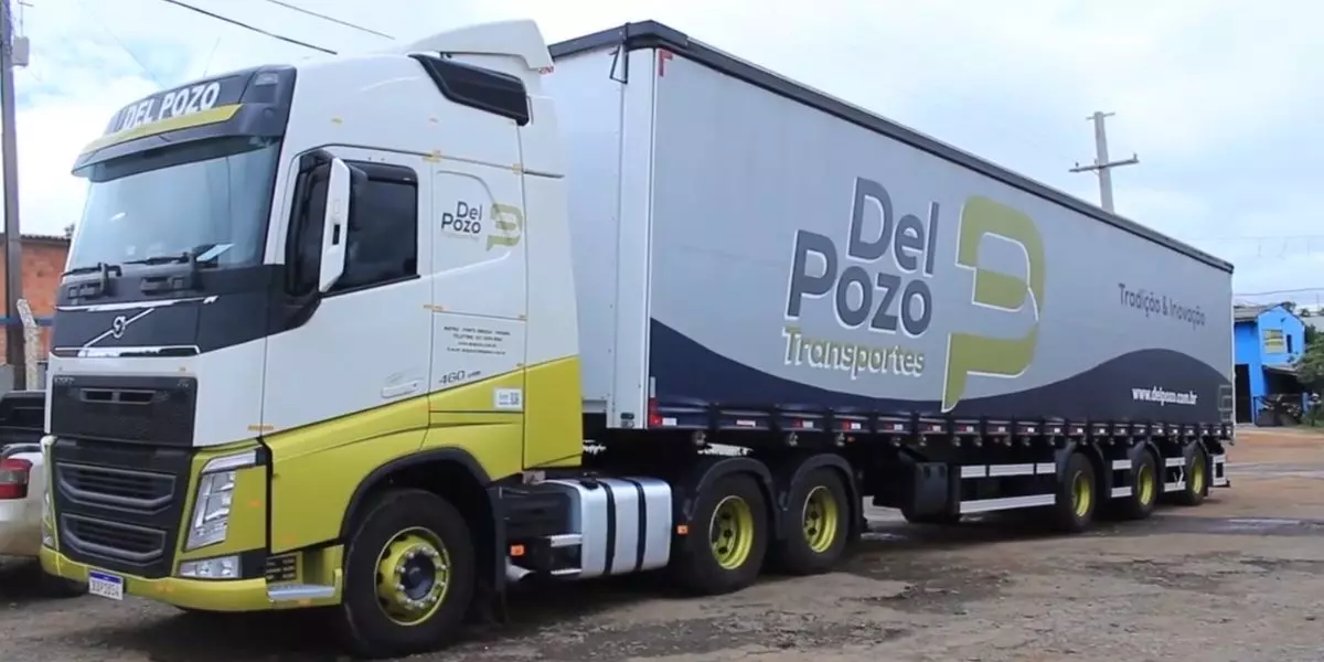 A foto mostra uma carreta da Del Pozo Transportes