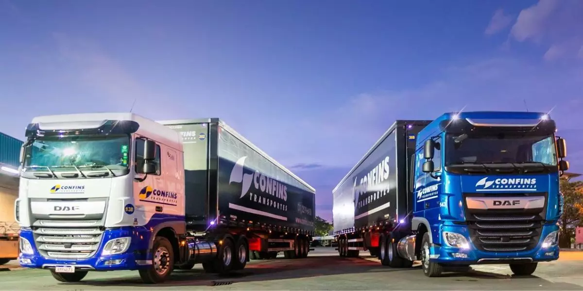 A foto mostra duas carretas da Confins Transportes