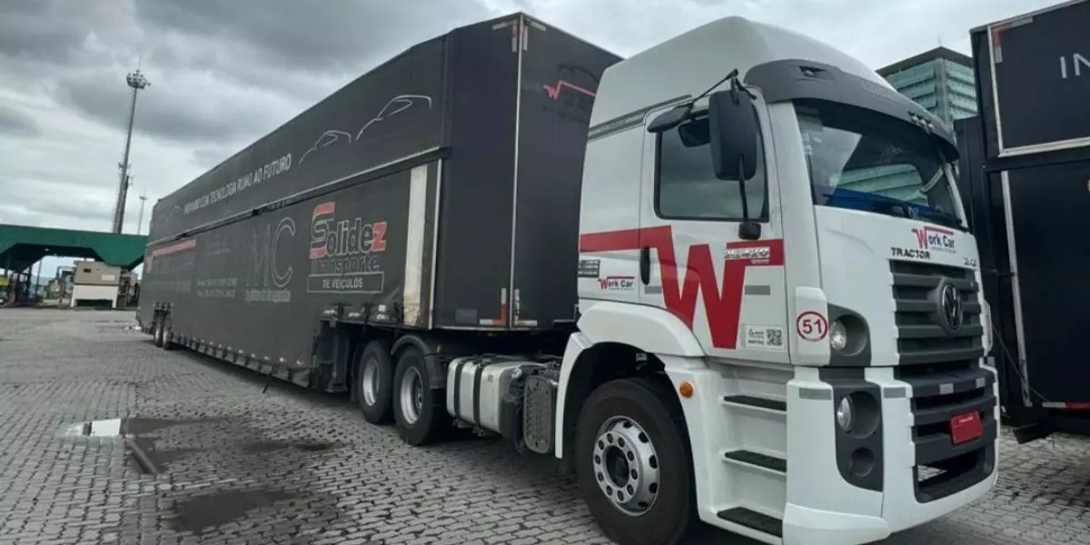A foto mostra uma carreta da Work Car Transporte de Veículos