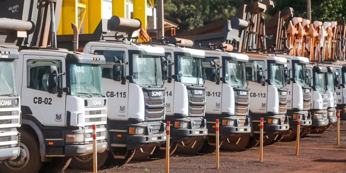 A foto mostra uma frota de trucks da Herculano Mineração