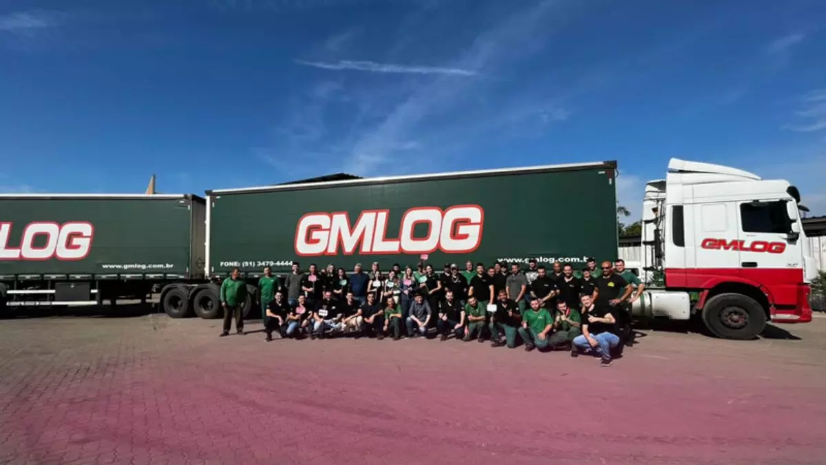 A foto mostra uma carreta da GMLOG Transportes