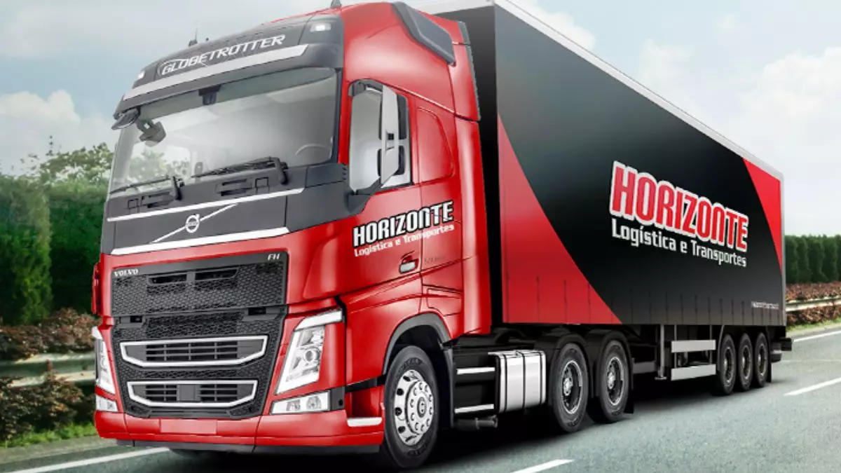 A foto mostra uma carreta da Horizonte Logística e Transportes