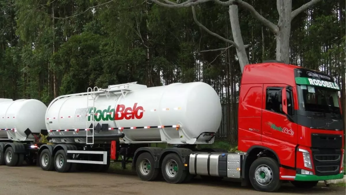 A foto mostra uma carreta da RodoBelo Transportes