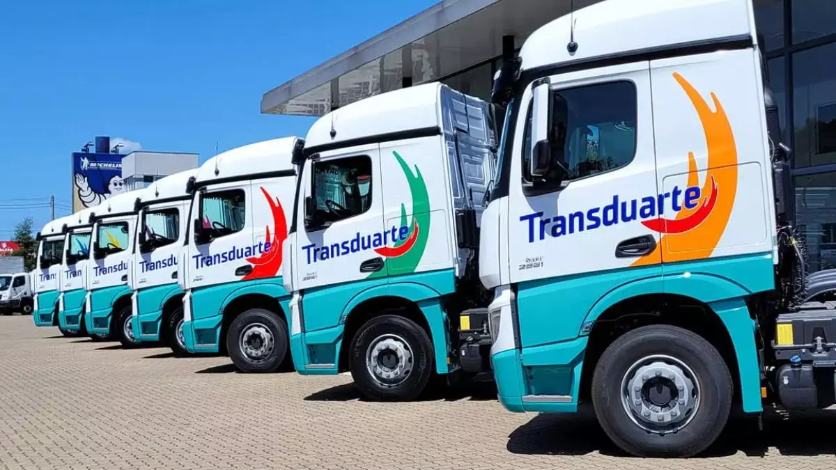 A foto mostra uma frota de carretas da Transduarte