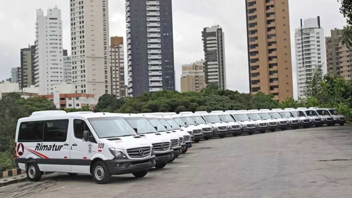 A foto mostra uma frota de vans da Rimatur Transportes