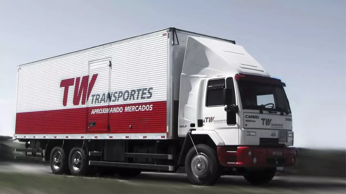 A foto mostra um caminhão da TW Transportes