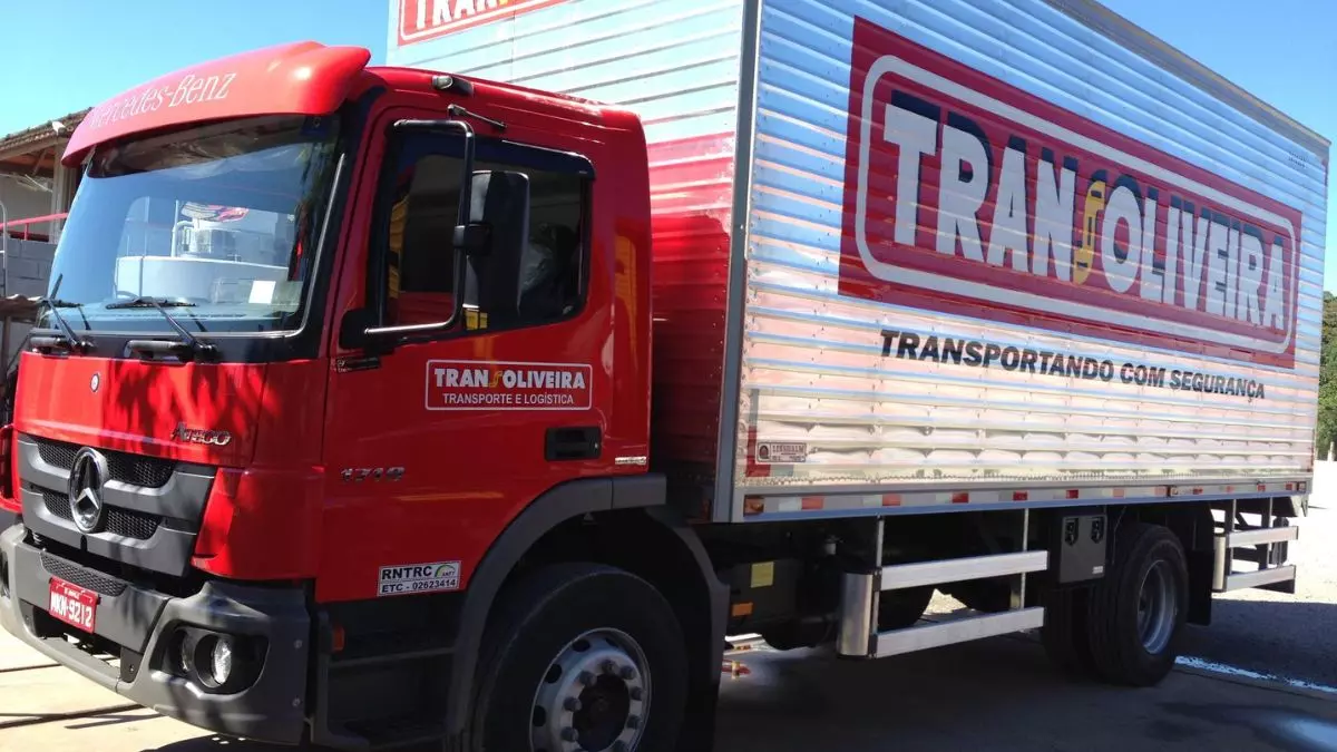 A foto mostra um caminhão do Grupo da Transoliveira