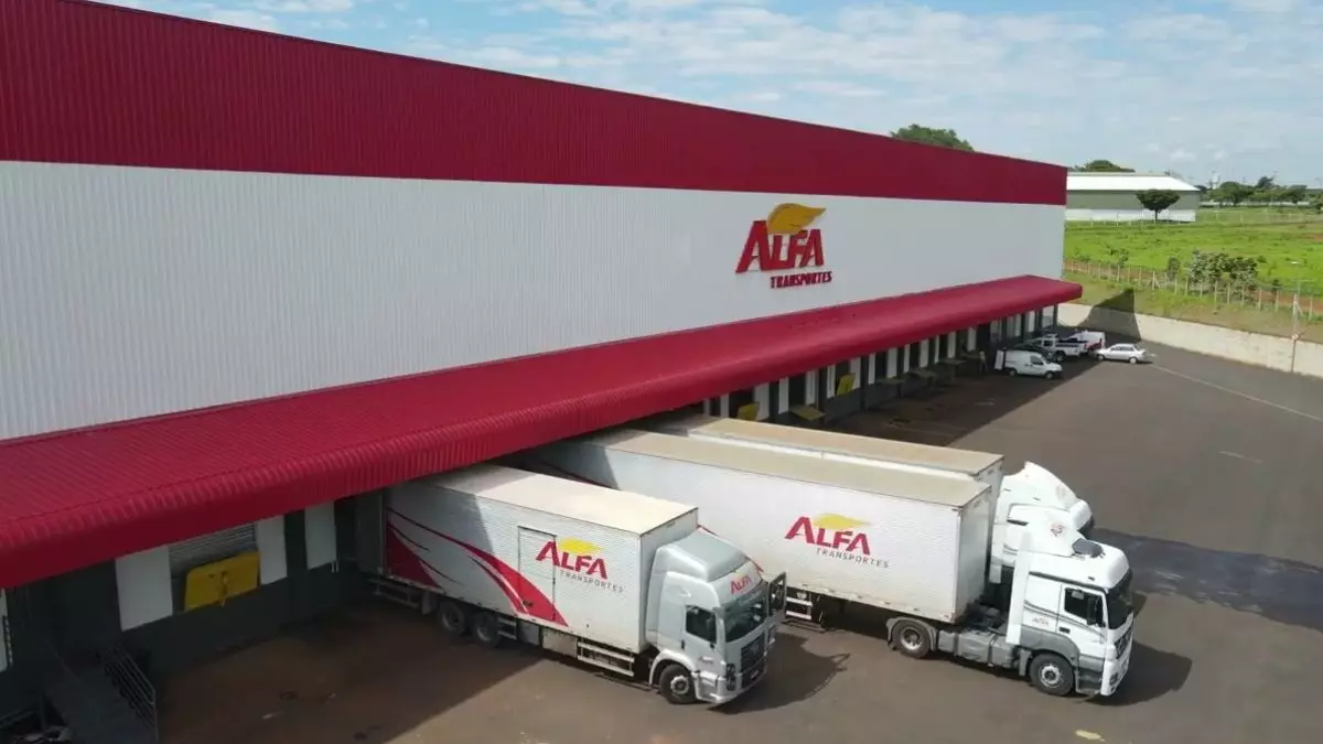 A foto mostra uma frota de caminhões da Alfa Transportes