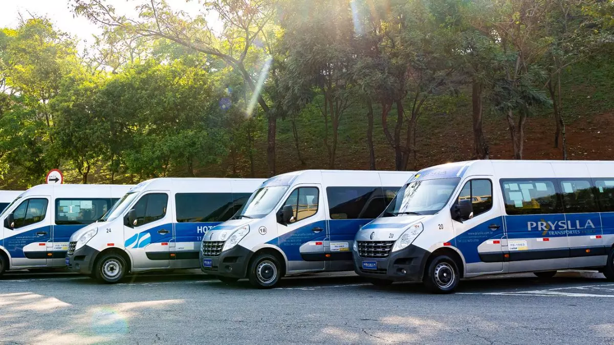 A foto mostra uma frota de vans da Pryslla Transportes