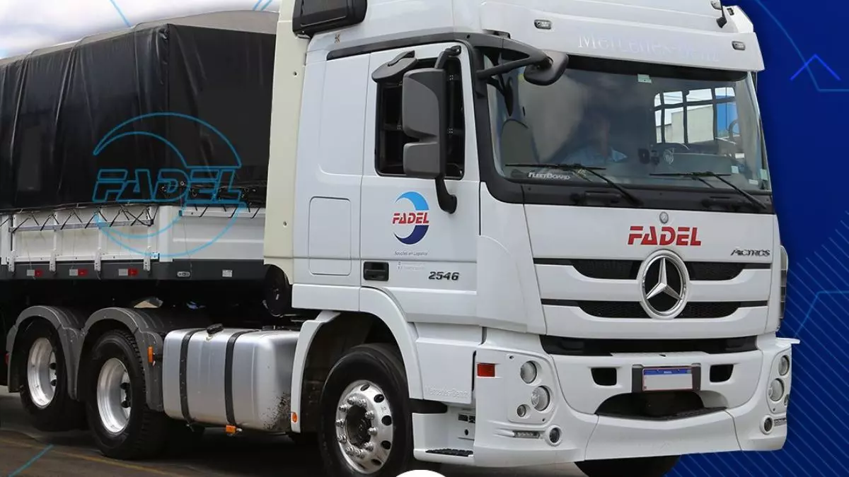 A foto mostra uma carreta da Fadel Soluções em Logística